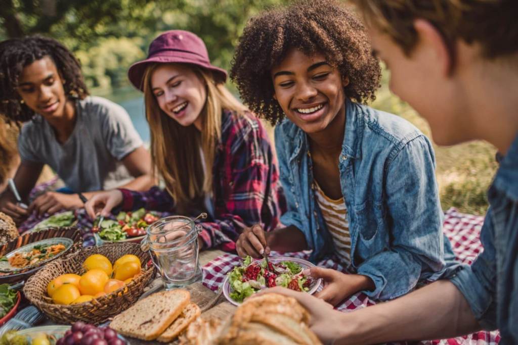 Momentos compartidos en torno a una comida nutritiva pueden motivar mejores hábitos alimentarios en los jóvenes.
