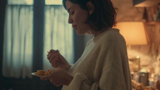 Mujer embarazada comiendo pasta en casa