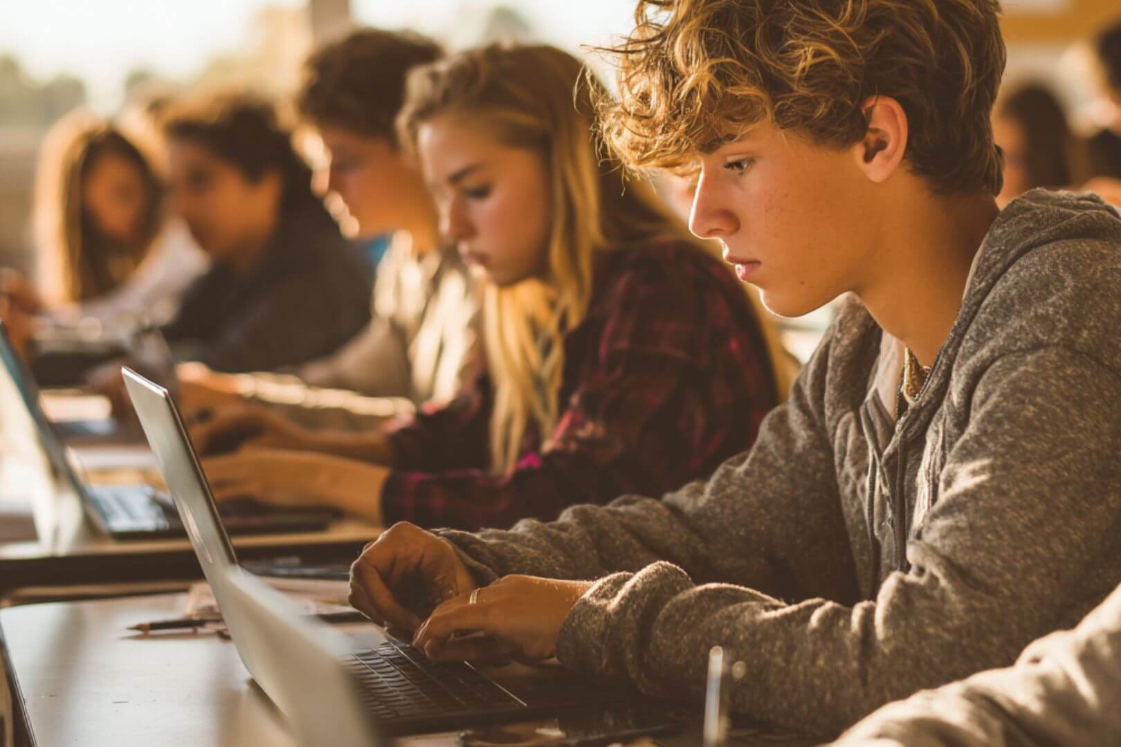 Un aula de secundaria donde conviven libros y tecnología, reflejo de los retos y oportunidades de la era digital en la educación.