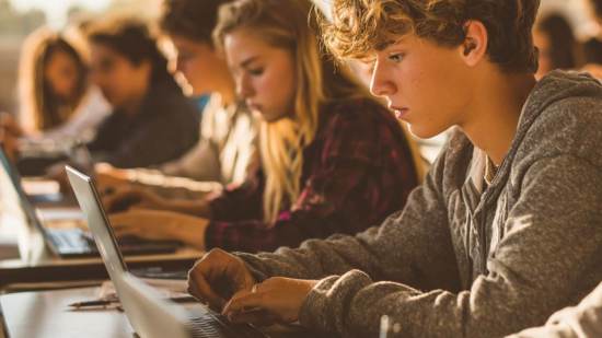 Un aula de secundaria donde conviven libros y tecnología, reflejo de los retos y oportunidades de la era digital en la educación.