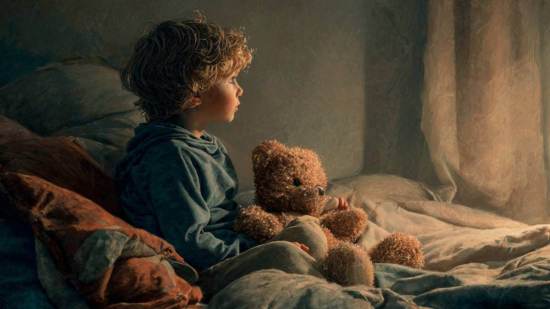 Niño sentado en la cama, abrazando un peluche y mirando hacia la ventana con luz suave, escena tranquila e íntima.