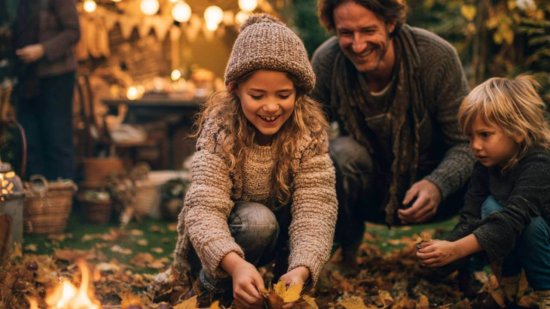 Familia con niños disfrutando de una fiesta de otoño en el jardín, con castañas asadas y luces decorativas.