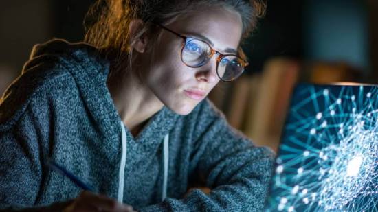 Una estudiante universitaria se apoya en la inteligencia artificial para estudiar, entre concentración y cansancio digital.