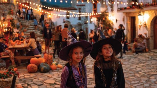 Halloween en la plaza del pueblo: una celebración mágica en la que niños y familias disfrutan entre luces, disfraces y calabazas.