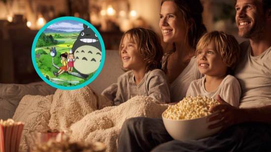 Familia sentada en el sofá con mantas y palomitas viendo juntos una película de Studio Ghibli en un ambiente cálido y acogedor.